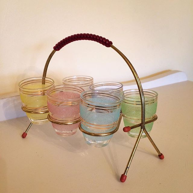 Love my set of vintage glasses – anyone know how old they might be? Thanks!