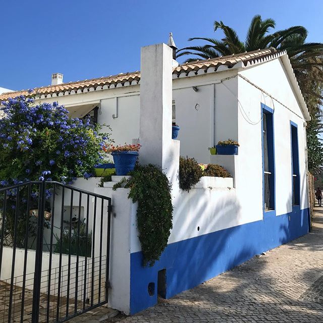 Lovely blue house by the beach in Luz