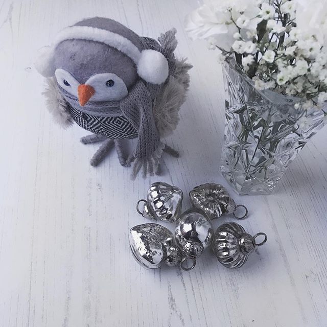 Silver baubles, a wee grey robin and some pretty white flowers….almost monochrome but not quite!