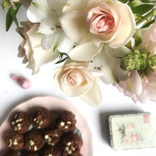 Flowers and faffing with cupcakes and flatlays
