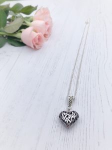 Vintage style heart pendant by Janmary