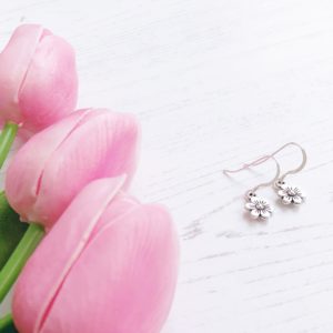 janmary earrings small daisy flower