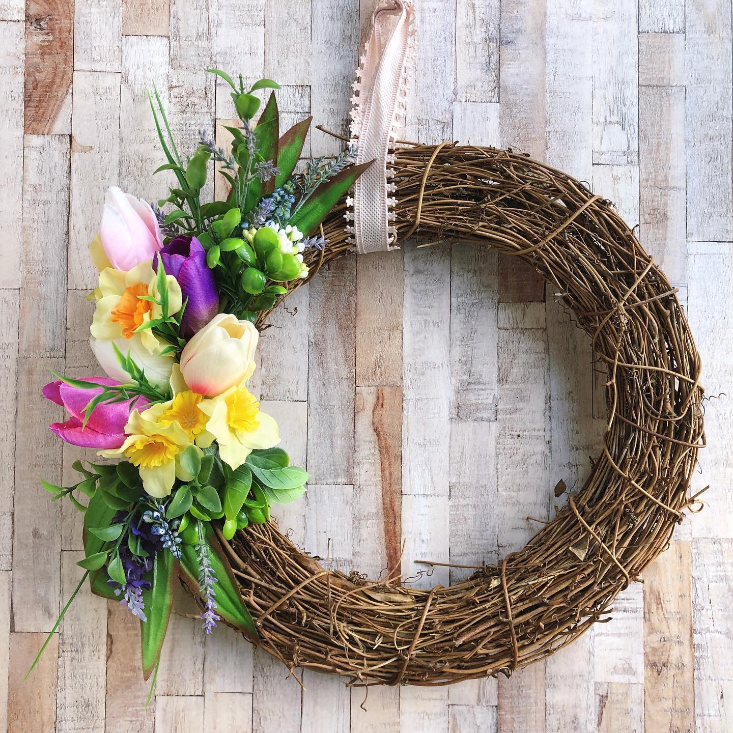 Ready for Spring? How about some spring door decor? Swipe to see the options - which would you choose? Let me know!